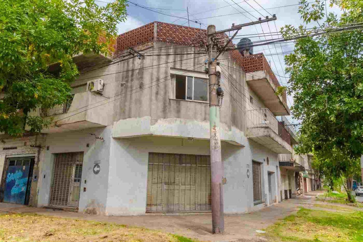 CASA EN VENTA CON 2 LOCALES EN PB + TERRAZA