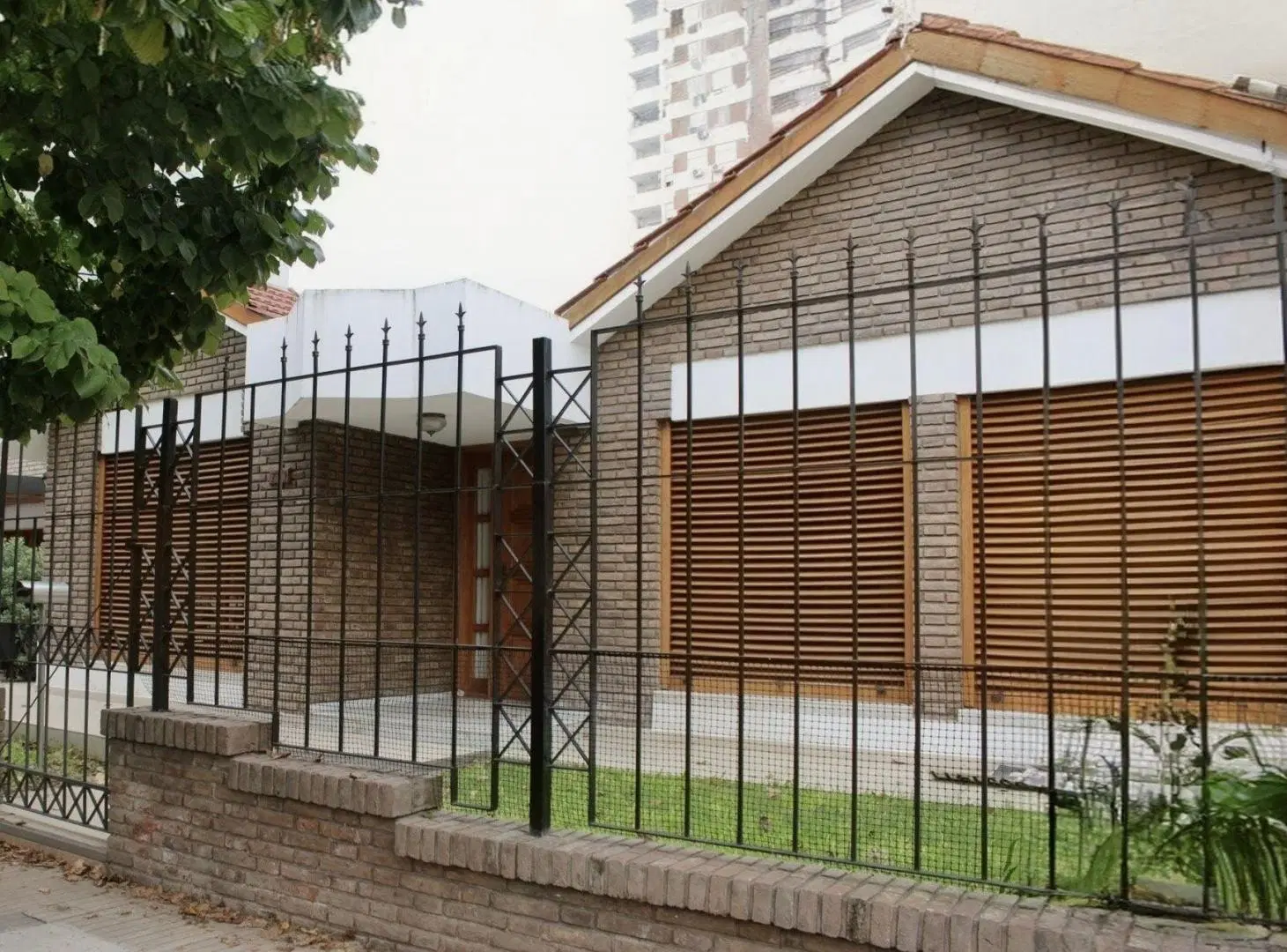 CASA EN VENTA 3 DORMI SAN LORENZO + PATIO Y PILETA 5