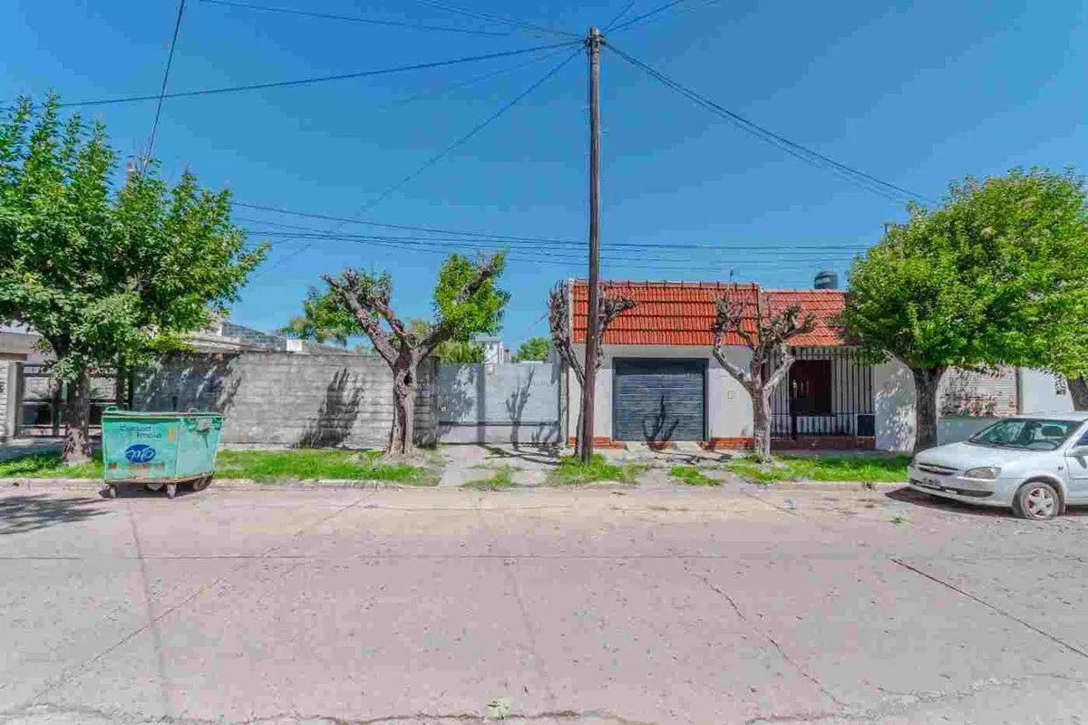 CASA, TERRENO + LOCAL EN VENTA en CAPITAN BERMUDEZ 4