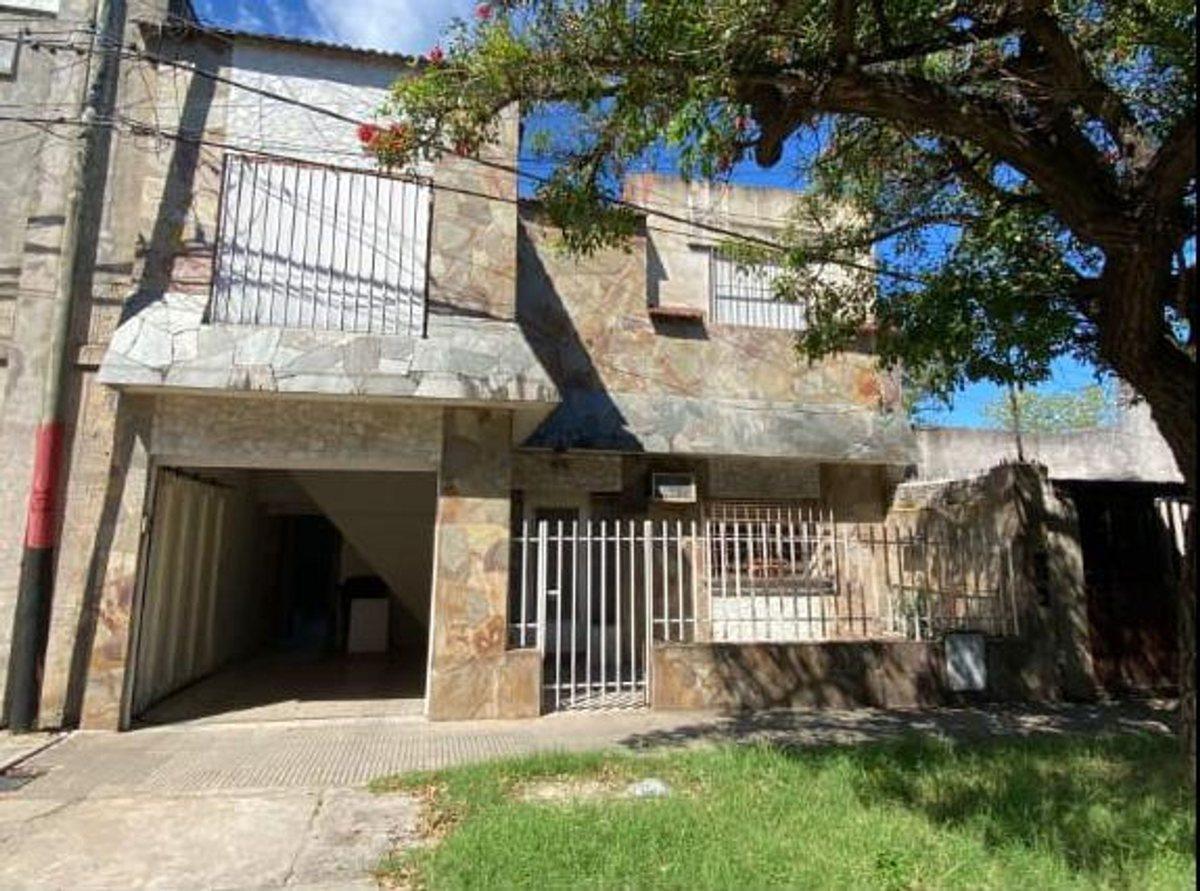 VENTA DE CASA MULTIFUNCIONAL DE 3 UNIDADES