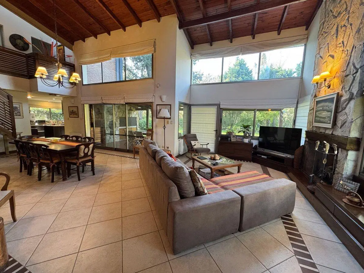 VENTA CASA 4 DORMITORIOS BARRIO CERRADO EL CIELO 8