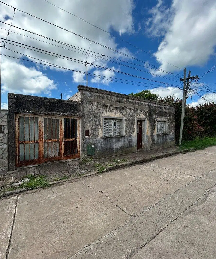 VENTA Terreno con edificación a demoler en Roldán 2