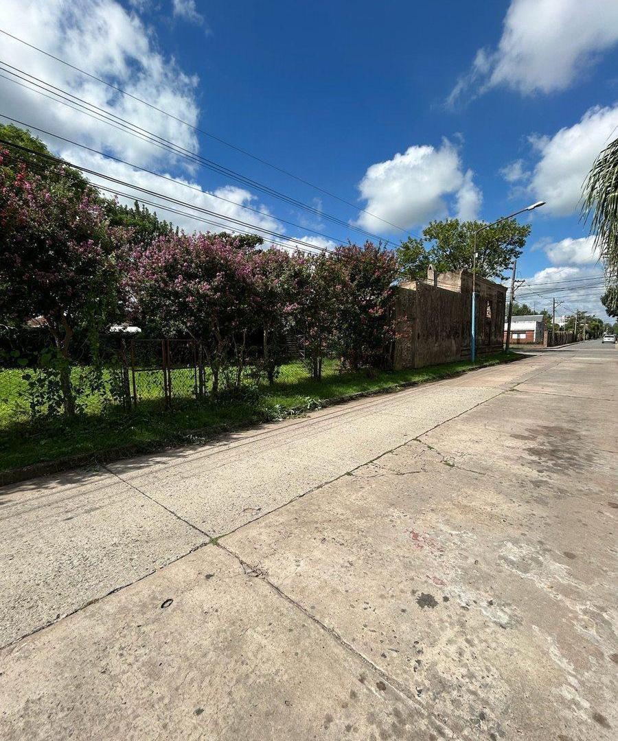 VENTA Esquina céntrica con edificación a demoler