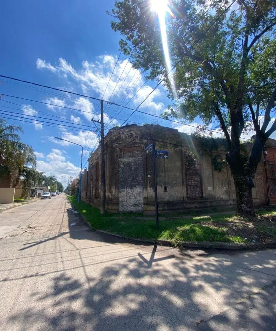 VENTA Esquina céntrica con edificación a demoler 2