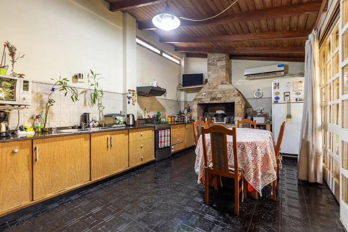 CASA DE DOS DORMITORIOS EN BARRIO URQUIZA 5