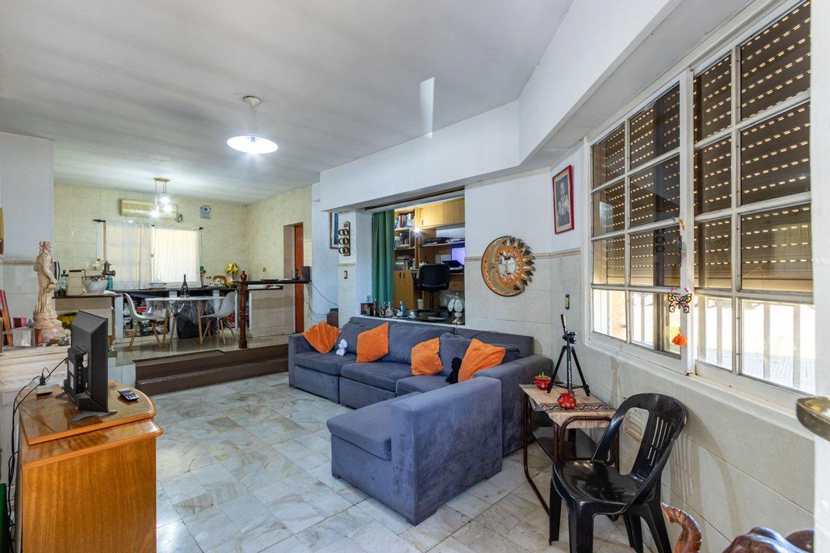 CASA DE DOS DORMITORIOS EN BARRIO URQUIZA
