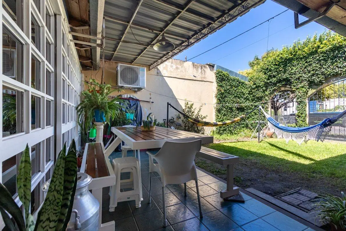 CASA DE DOS DORMITORIOS EN BARRIO URQUIZA 4