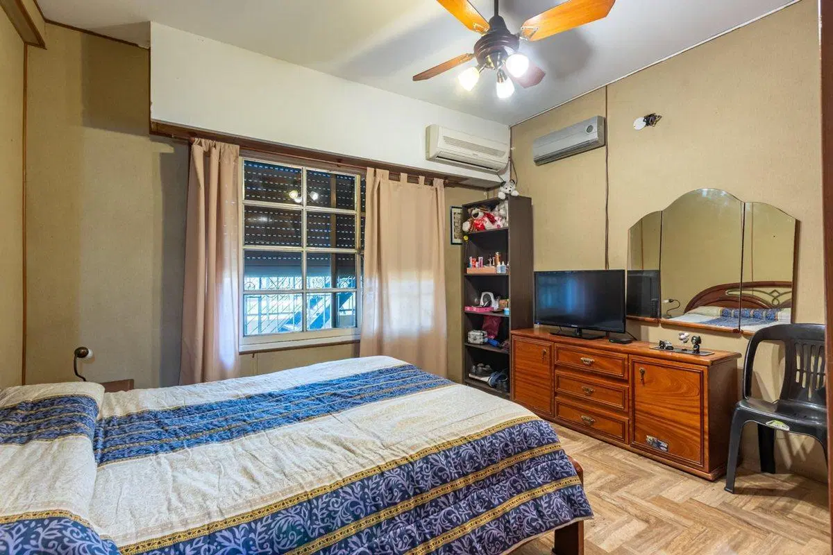 CASA DE DOS DORMITORIOS EN BARRIO URQUIZA 2