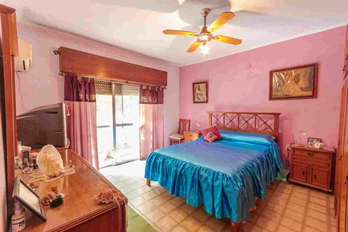 CASA EN VENTA CON 2 LOCALES EN PB + TERRAZA 4