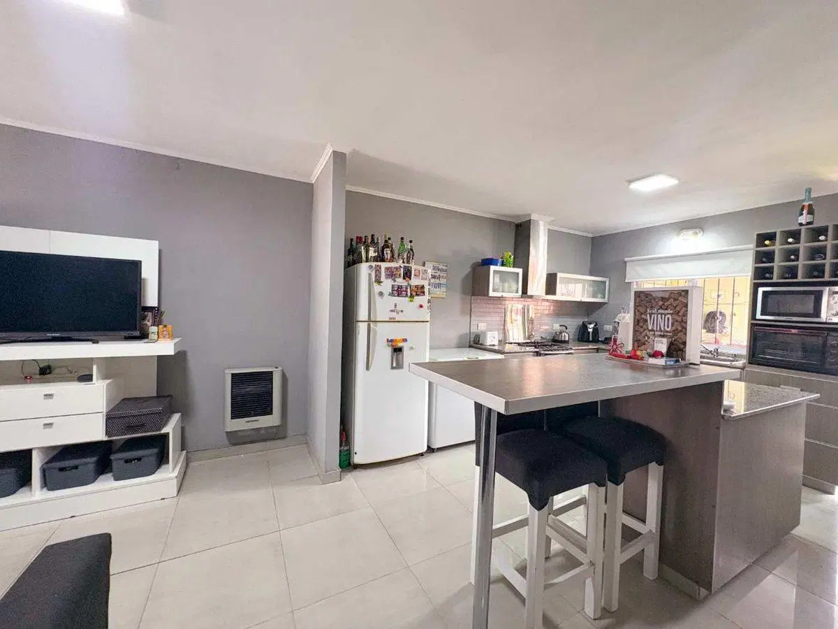 VENTA CASA 3 DORMITORIOS CON PILETA - FISHERTON 4