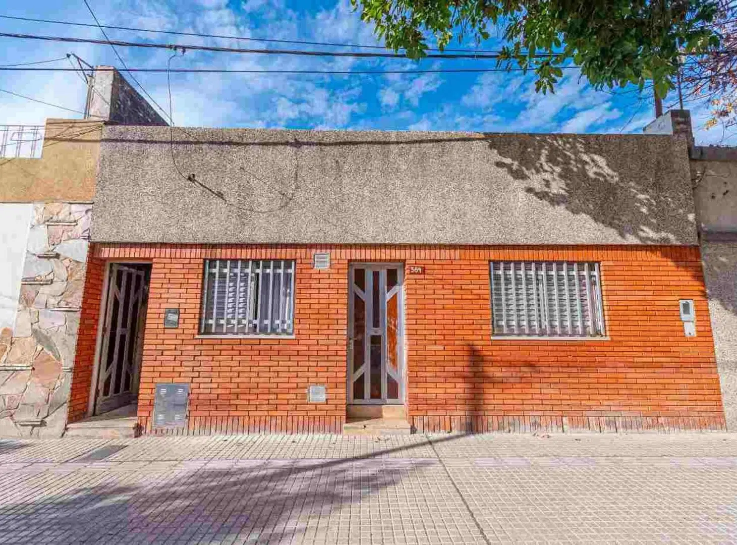 VENTA  Casa + Dpto Independiente Barrio Industrial 8