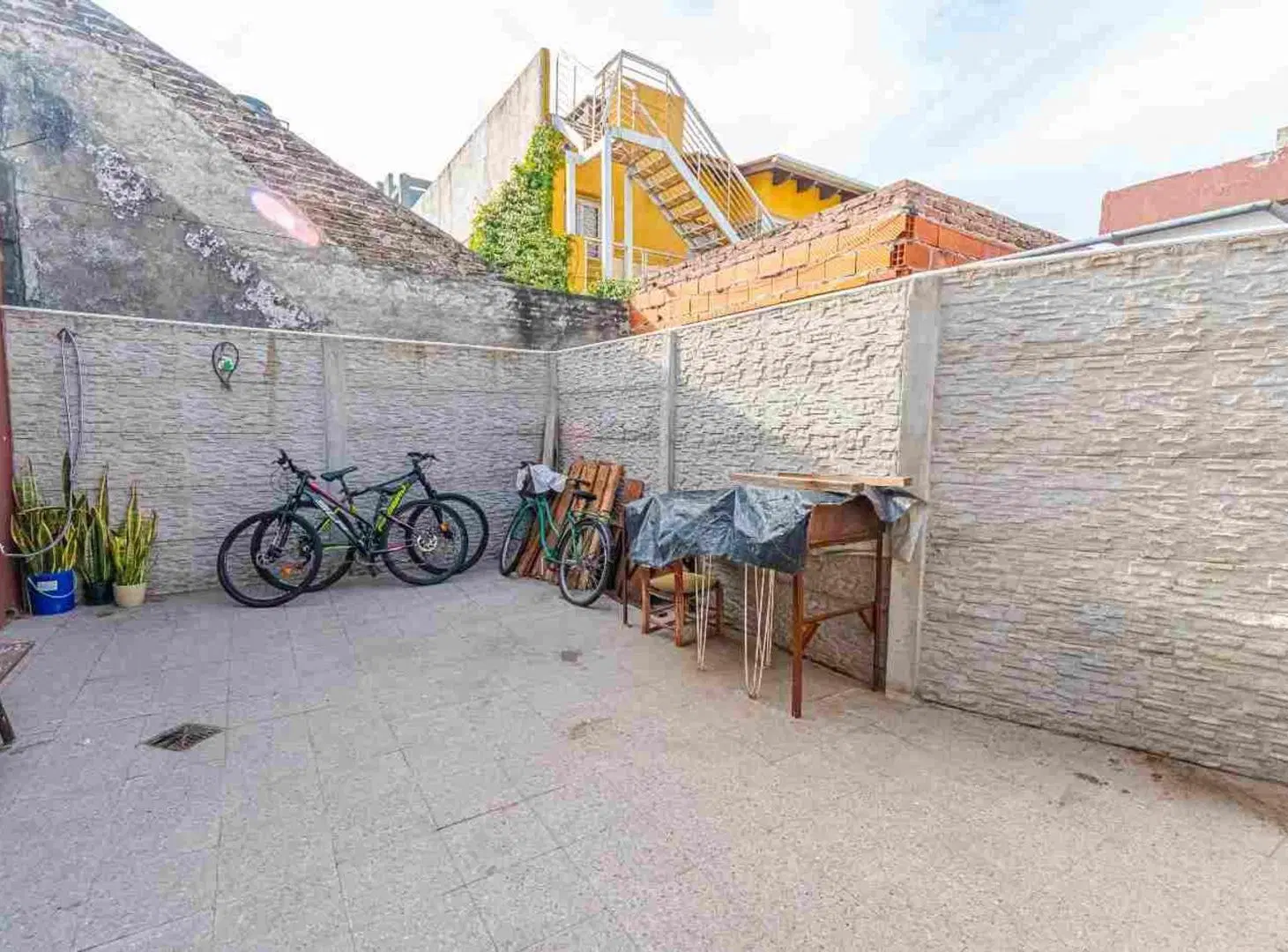 VENTA  Casa + Dpto Independiente Barrio Industrial 4