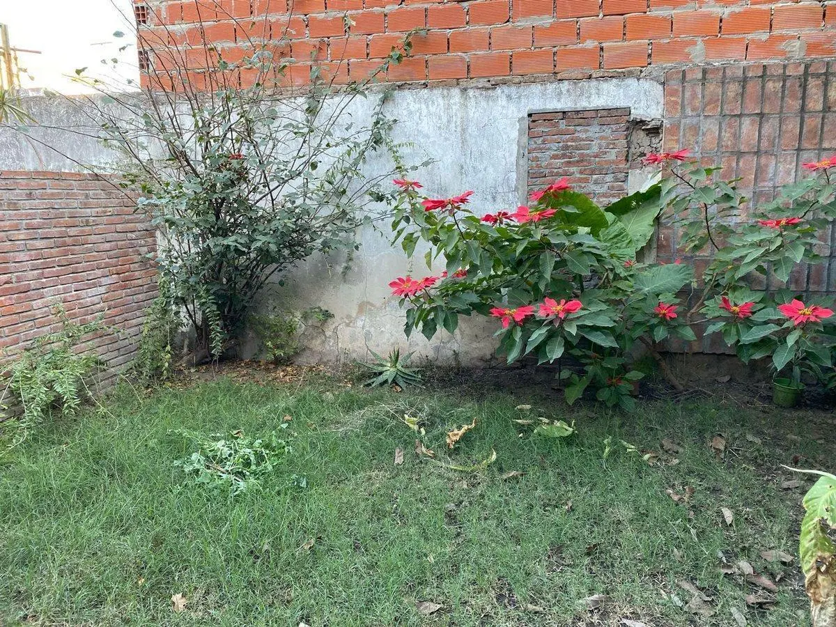 VENTA CASA AL FRENTE ZONA SUR  MUY BUENA UBICACION 1