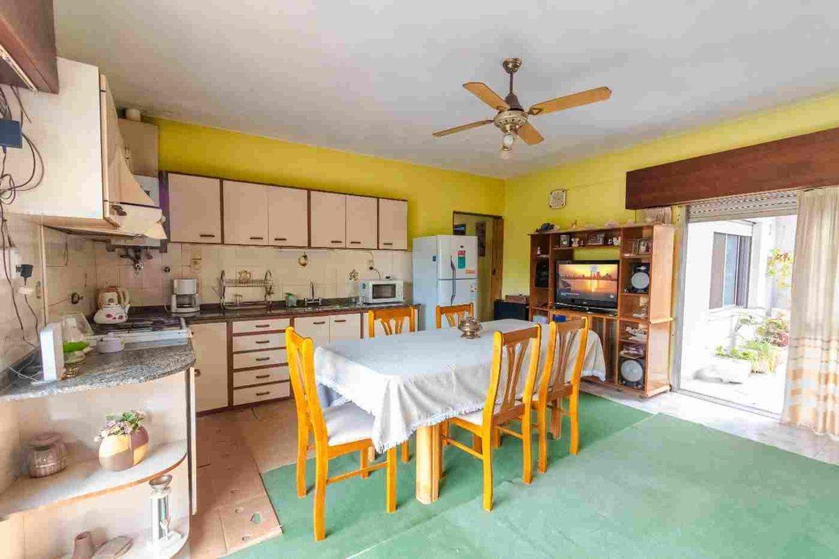 Foto de CASA EN VENTA CON 2 LOCALES EN PB + TERRAZA, imagen 2