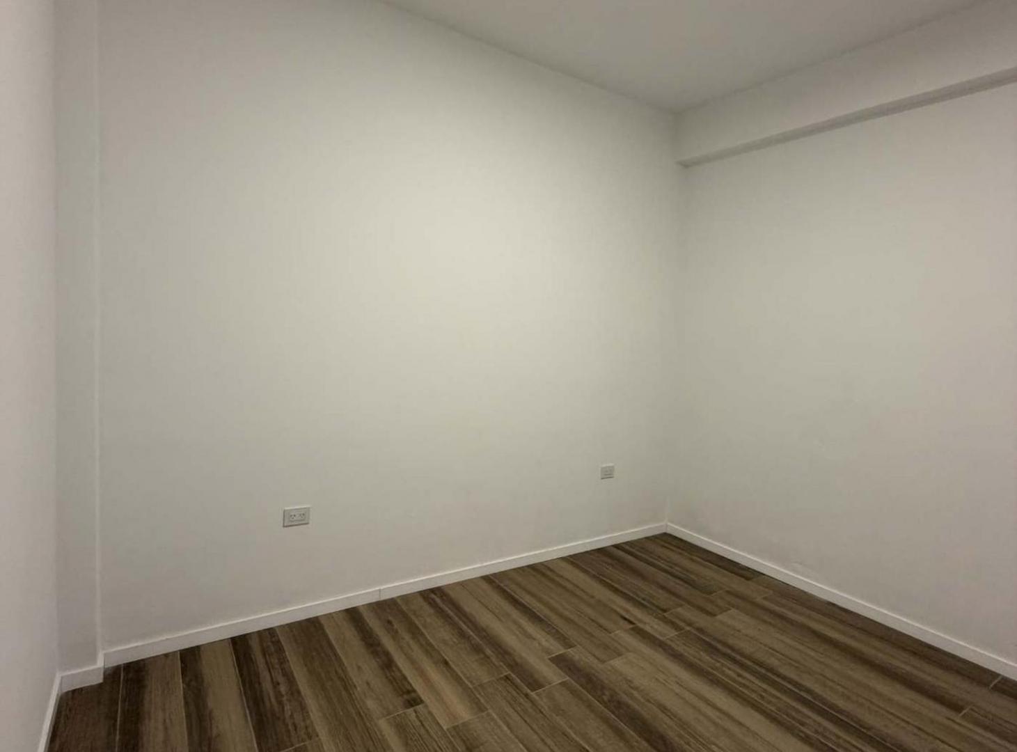 Foto de CASA DE PASILLO EN VENTA 2 DORMITORIOS, imagen 2