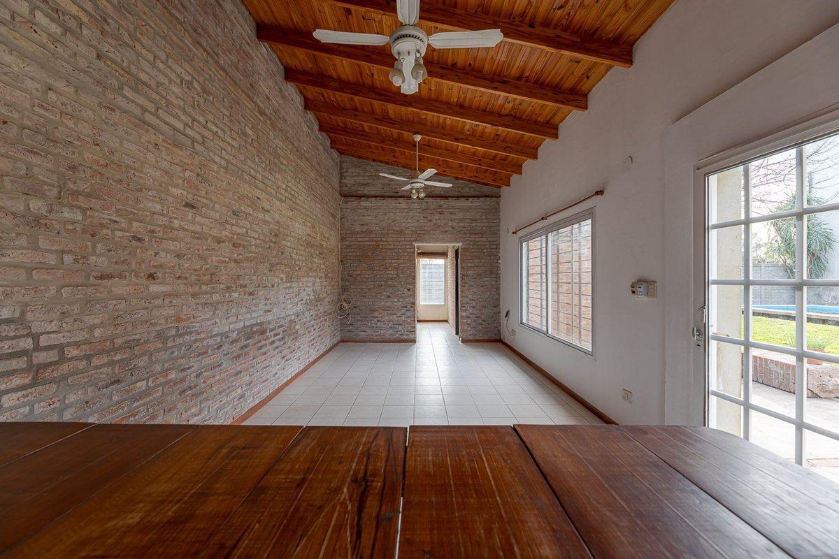 Foto de Casa 1 dormitorio en Roldan con pileta, imagen 2