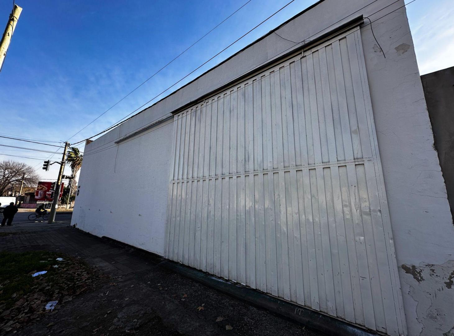 Foto de Galpón + Salón en venta sobre Bv. Oroño 402 mt2, imagen 2