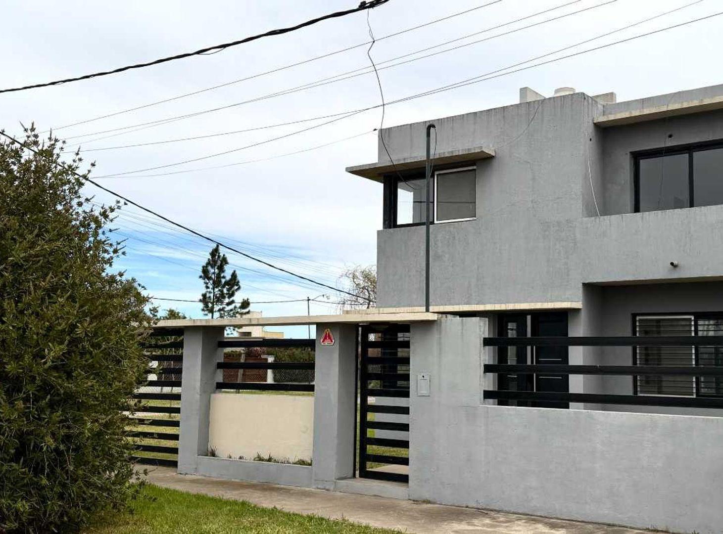 Foto de CASA EN VENTA BARRIO LAS TARDES - ROLDÁN + PILETA, imagen 4