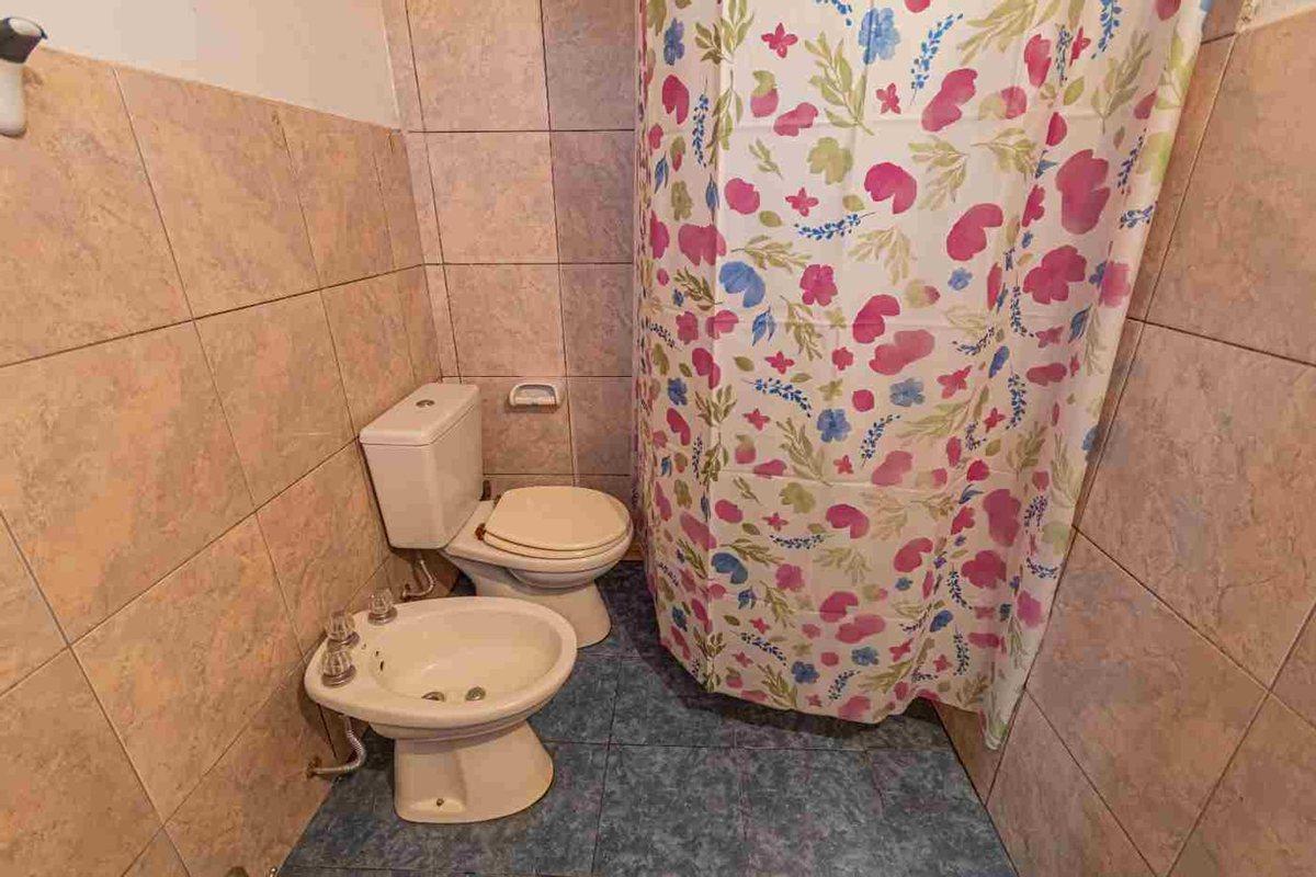 Foto de VENTA DE CASA 6 DORMITORIOS, LOCAL Y COCHERA, imagen 5