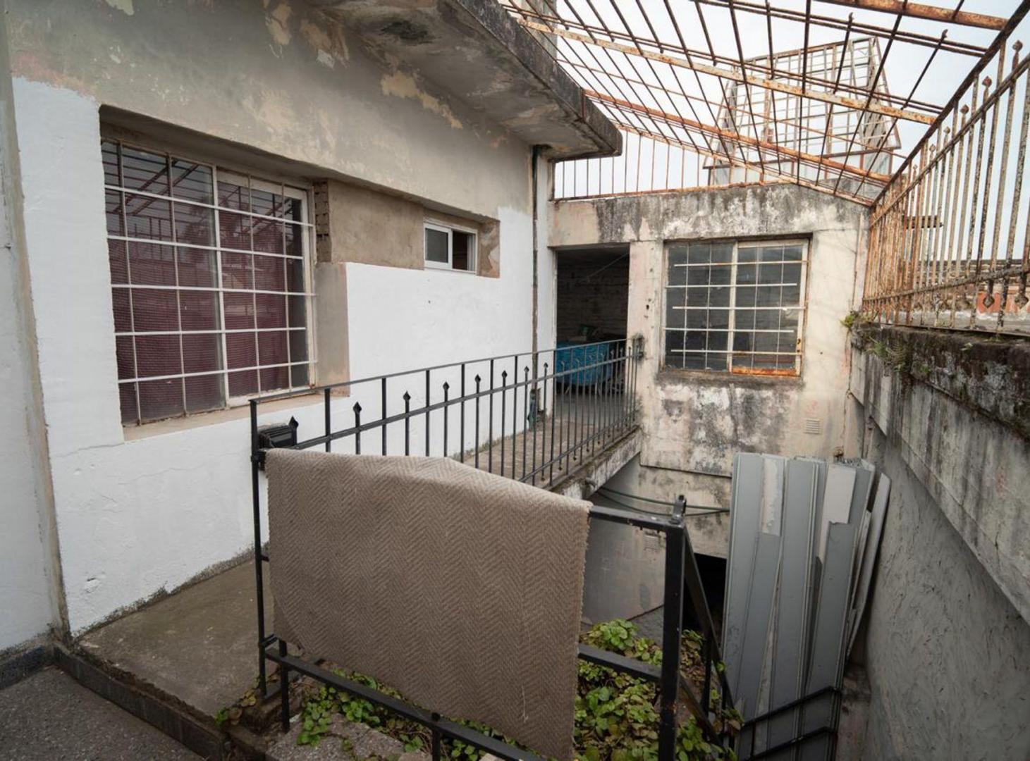 Foto de CASA EN VENTA Y LOCAL COMERCIAL A REFACCIONAR, imagen 2