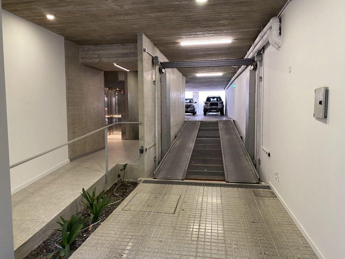 Foto de COCHERA EN VENTA BARRIO ABASTO PORTON ELECTRICO, imagen 1
