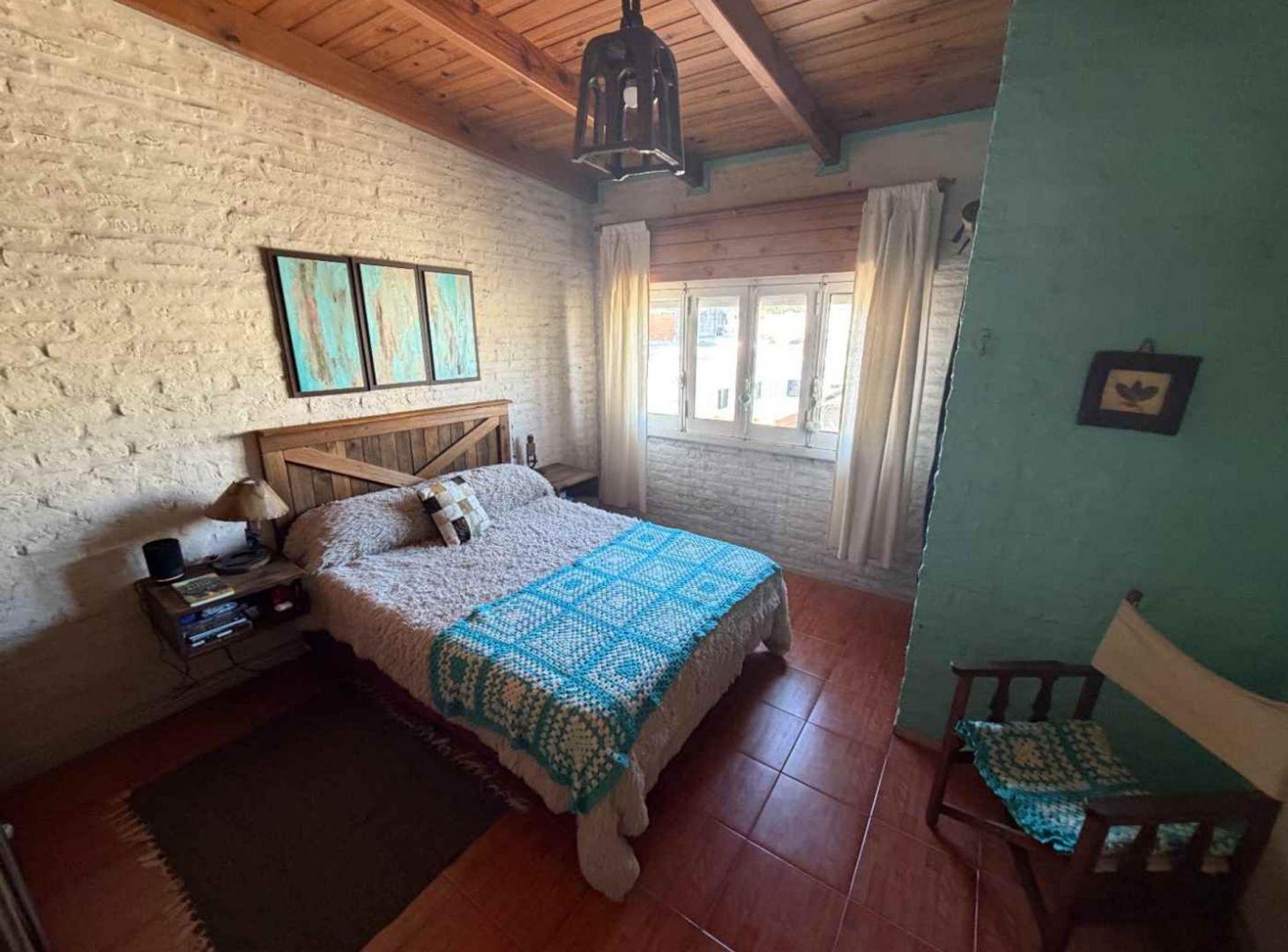 Foto de CASA EN VENTA 4 DORMITORIOS CON COCHERA - ARROYITO, imagen 4