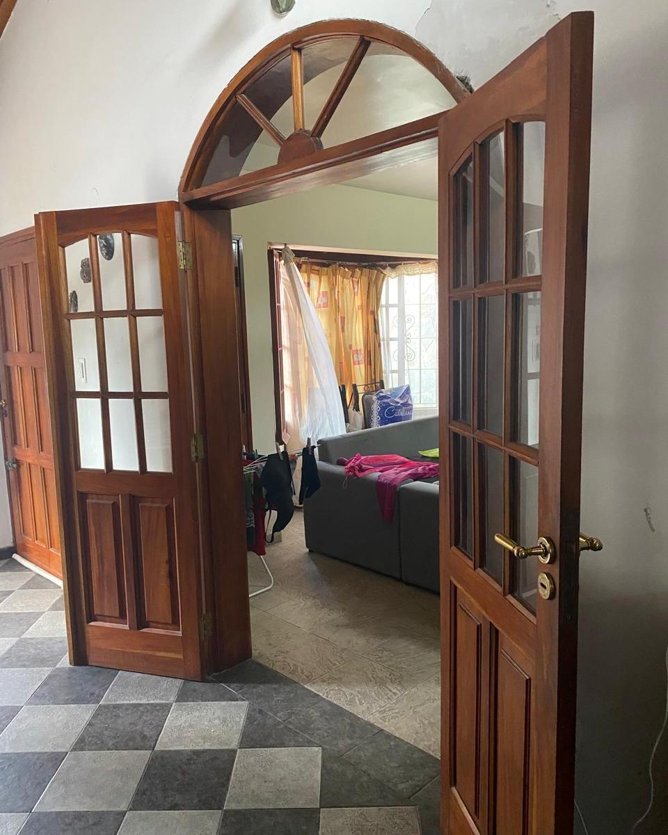 Excepcional, Ampliada con Finas Terminaciones Casa en Barrio Ujemvi 5