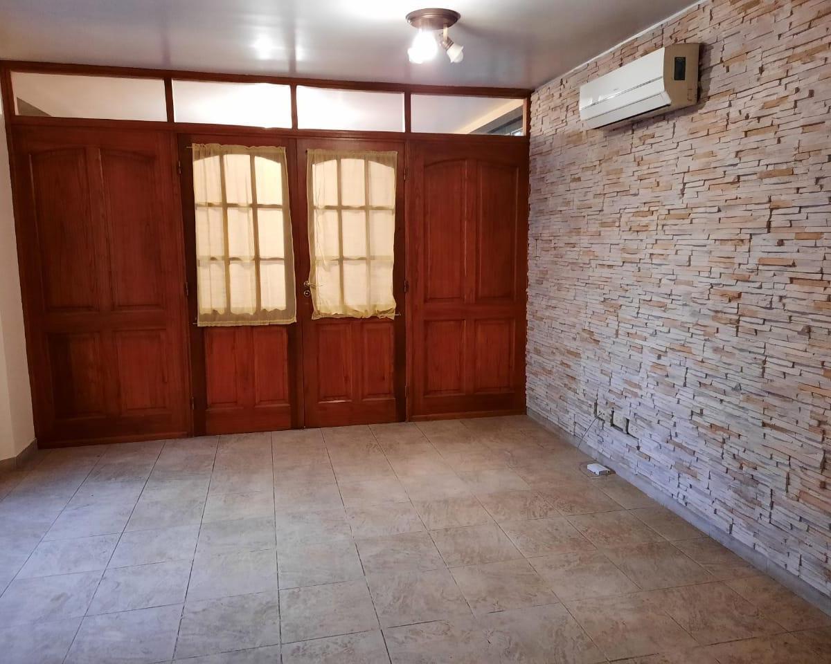 Excepcional, Ampliada con Finas Terminaciones Casa en Barrio Ujemvi 2
