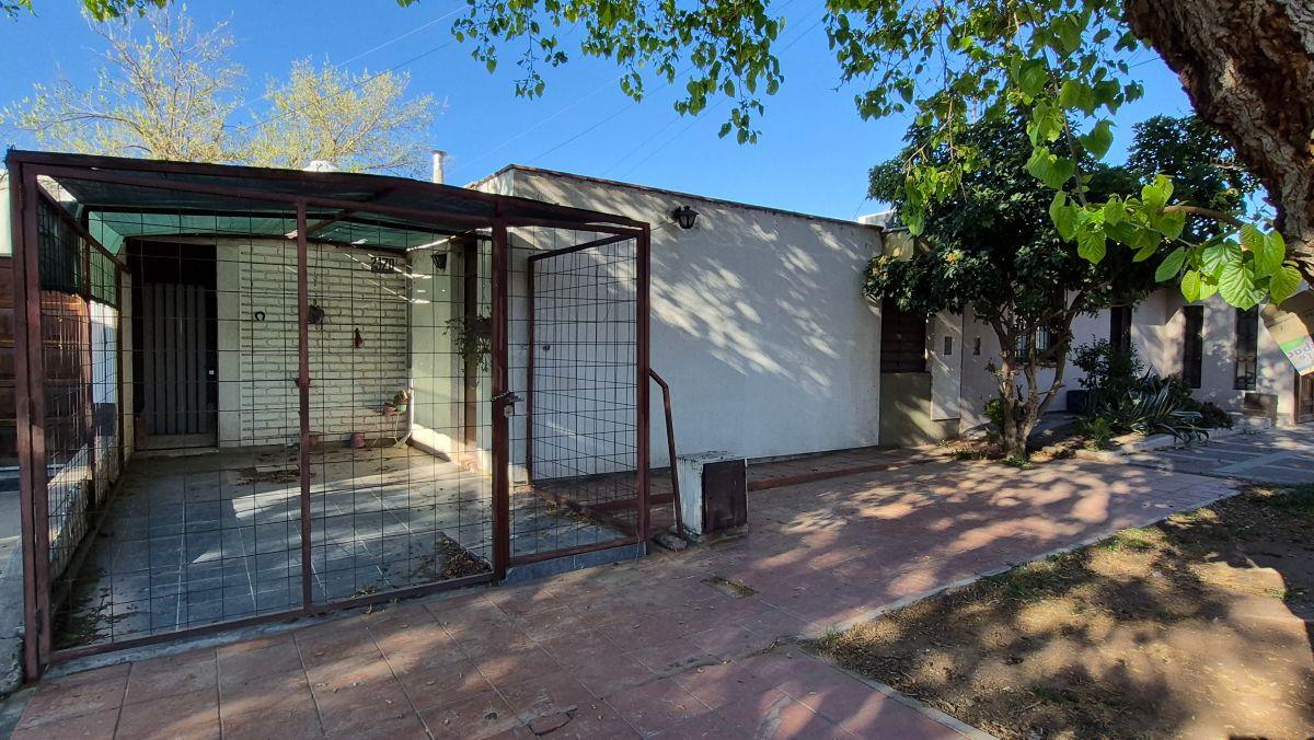 Foto de Ideal para Reciclar o Invertir — Casa en B° UJEMVI, a Metros de Acceso, imagen 1