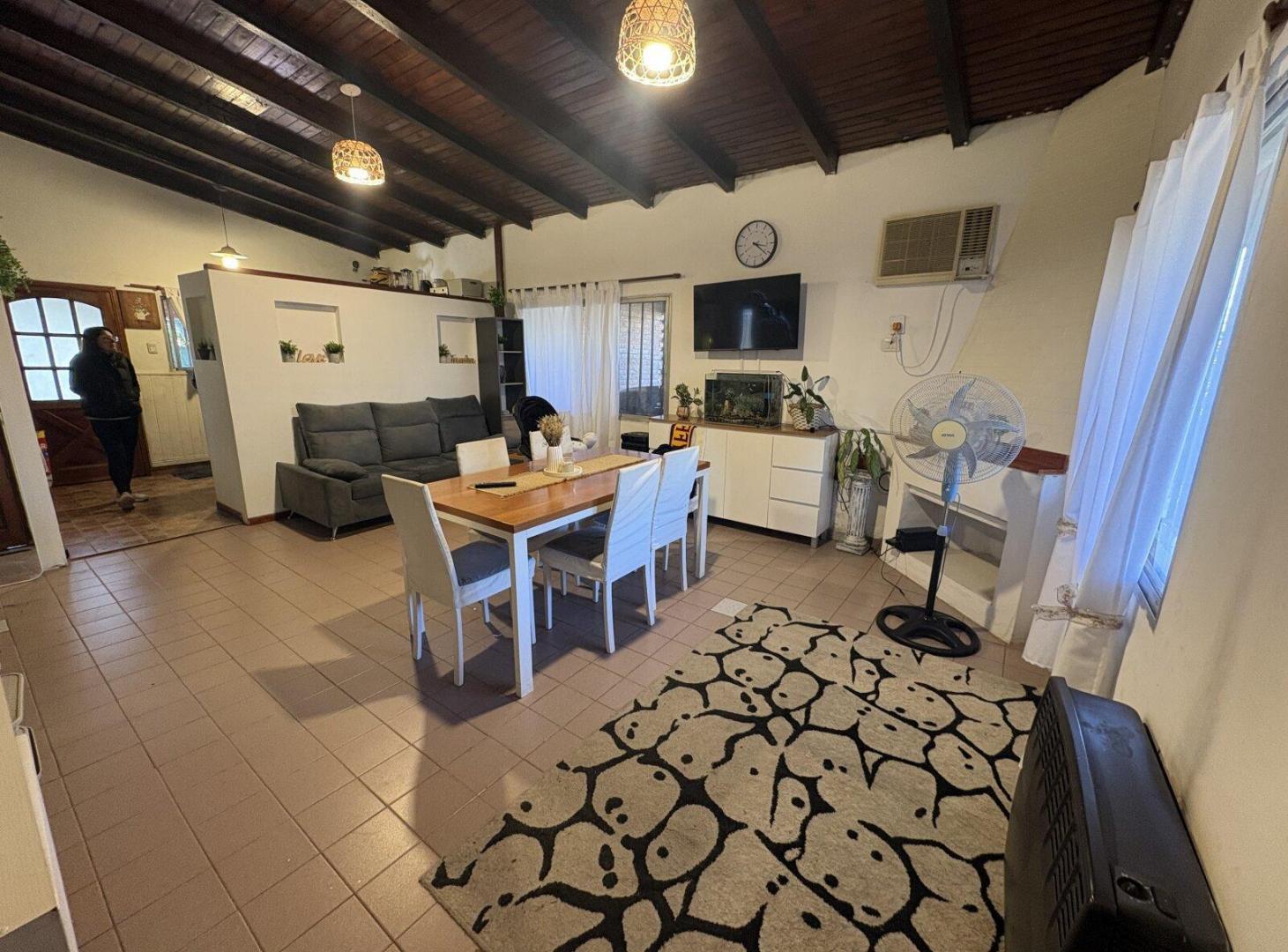 Foto de ROLDÁN- CASA EN VENTA - URBANA- AMPLIO PARQUE, imagen 2