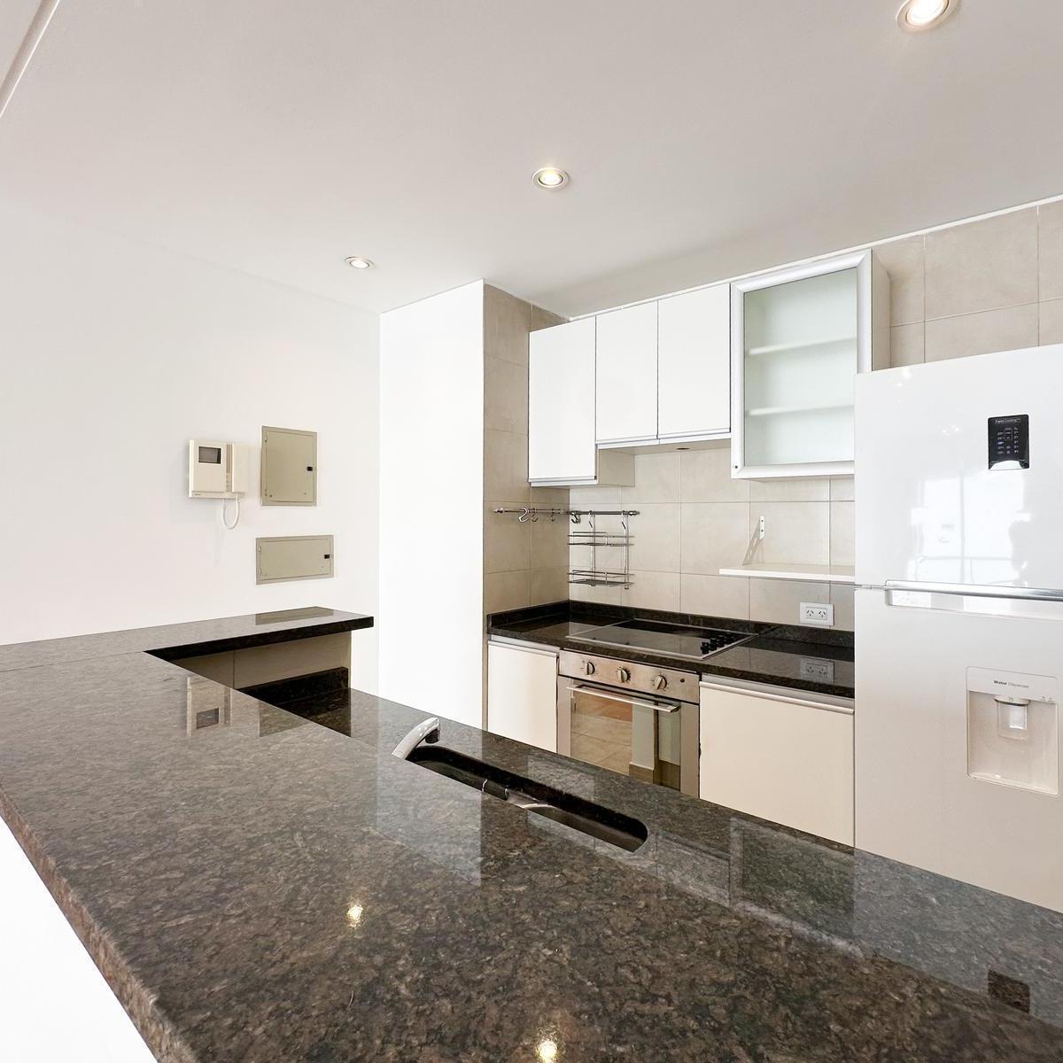 Departamento en Venta de 3 Ambientes con Cochera y Balcon Caballito 1
