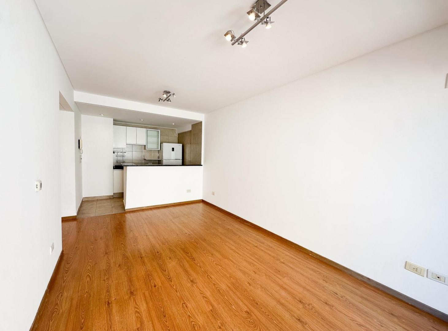 Foto de Alquiler departamento 3 ambientes con cochera Apto Profesional, imagen 2
