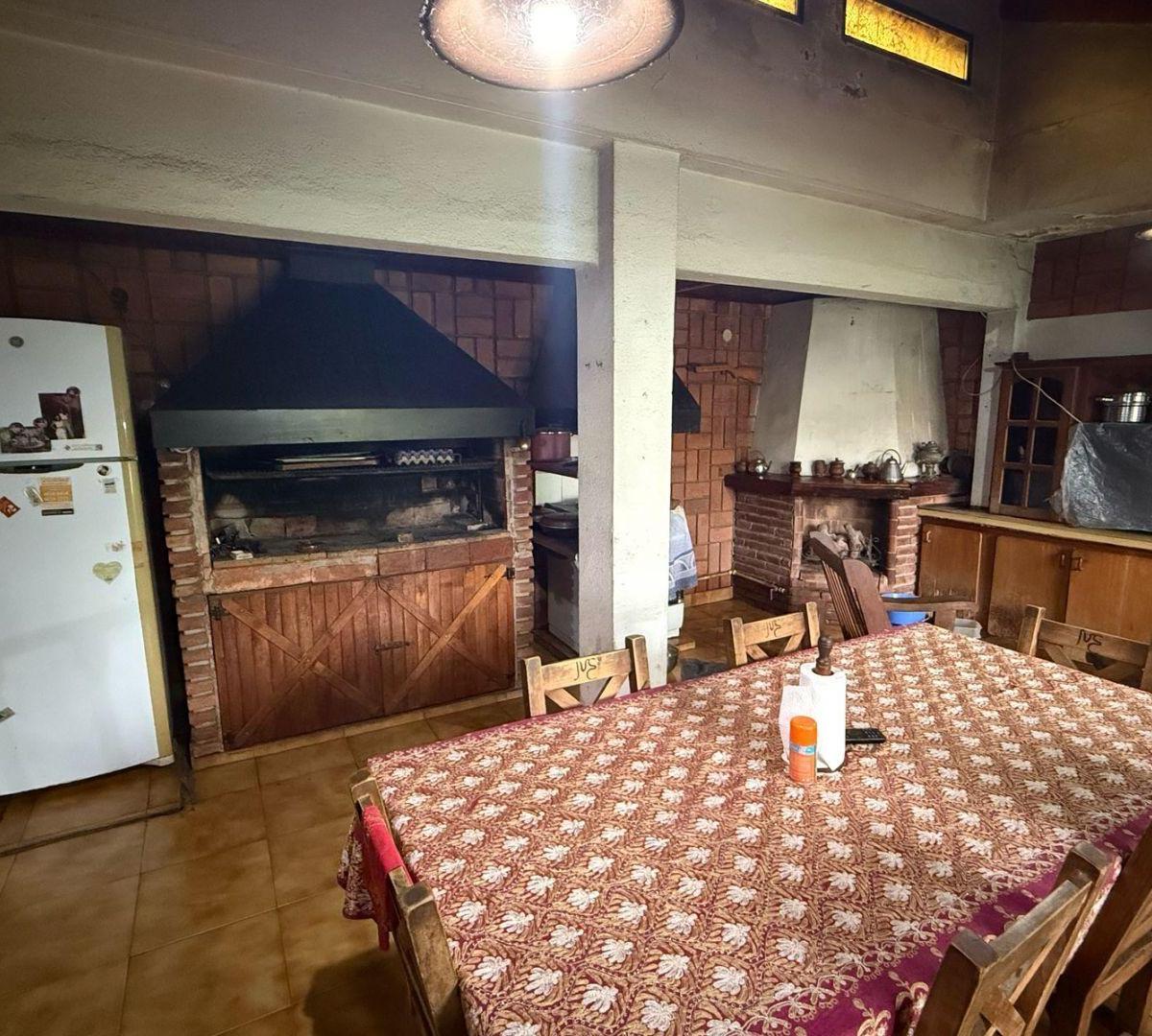 Casa con Doble Entrada con Pileta y Quincho 3