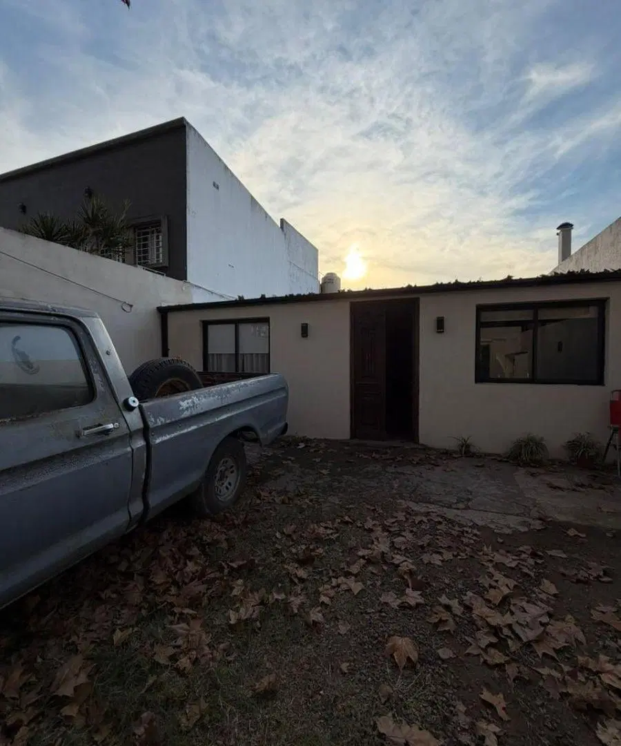 Casa de 5 ambientes reciclada, estilo industrial - Temperley Este 1