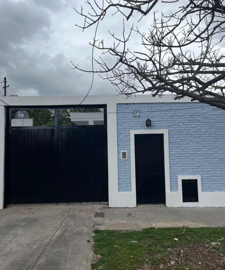 Foto de Hermosa casa de 3 ambientes sobre gran lote - Banfield Oeste, imagen 2