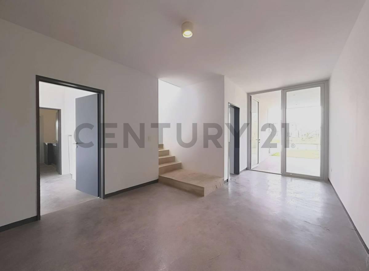 Foto de Casa con Vista a la Laguna Principal y Pileta en Lote Esquina – El, imagen 2