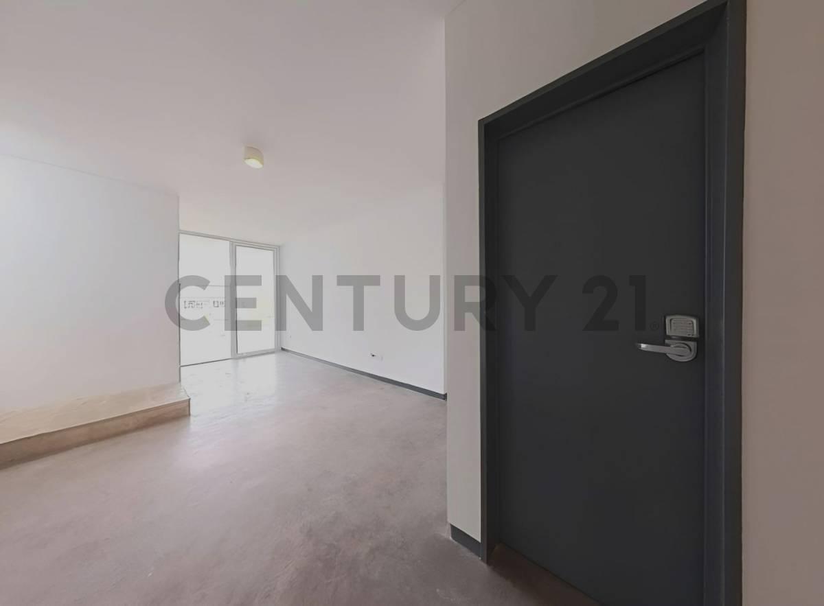 Foto de Casa con Vista a la Laguna Principal y Pileta en Lote Esquina – El, imagen 3