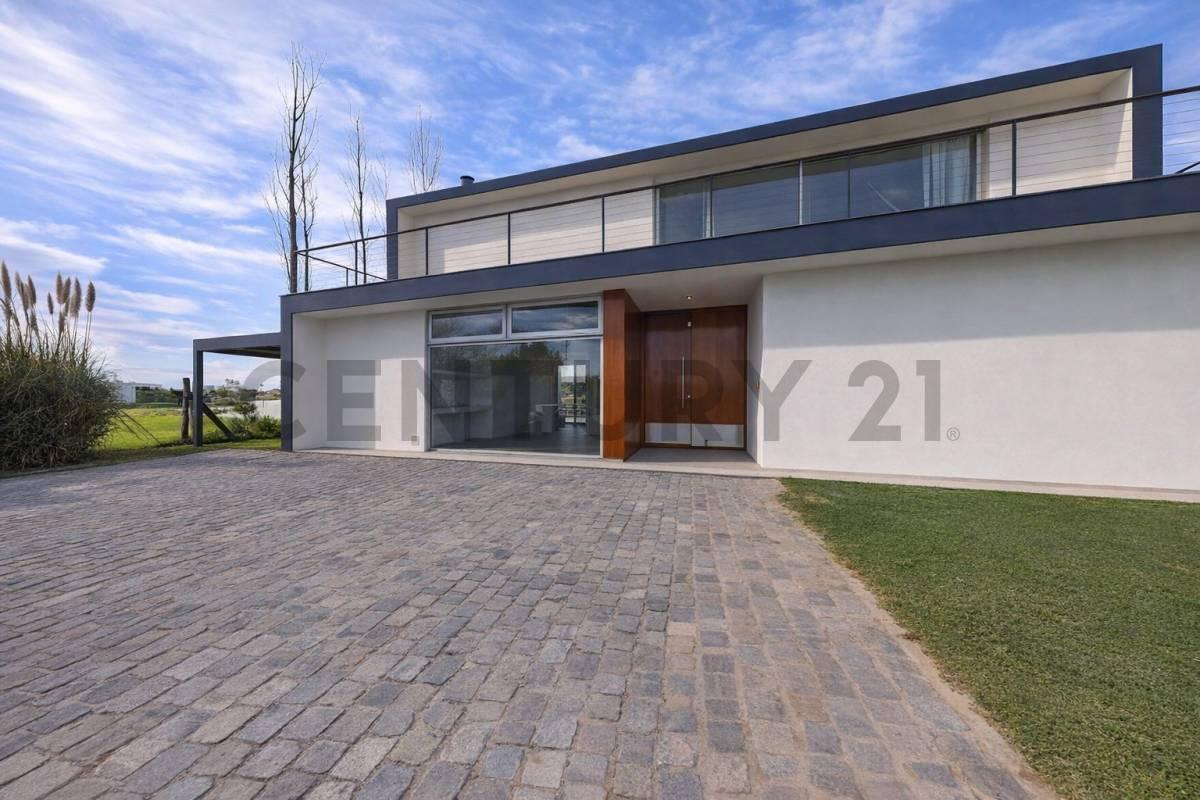 Foto de Casa con Vista a la Laguna Principal y Pileta en Lote Esquina – El, imagen 1