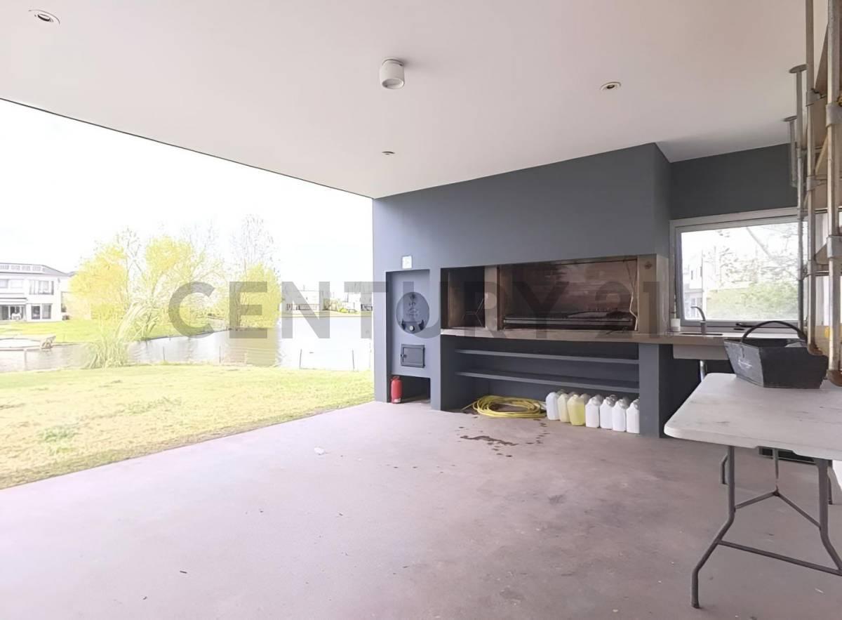 Foto de Casa con Vista a la Laguna Principal y Pileta en Lote Esquina – El, imagen 5