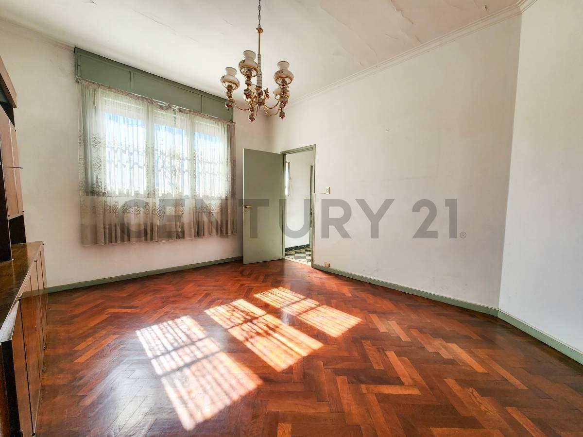 Foto de VENTA CASA DE 3 AMBIENTES | LOCAL COMERCIAL | TERRAZA | QUINCHO |, imagen 2