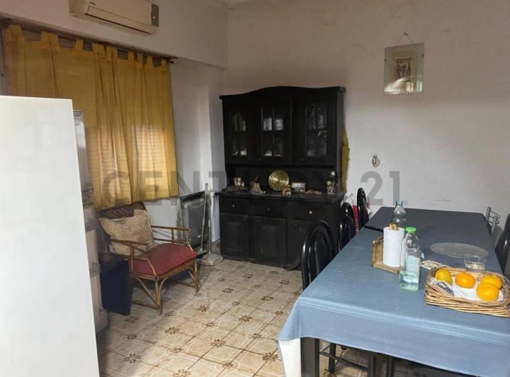 Casa, construcción en block. Casa más departamento tipo PH. Locales en PB. 4