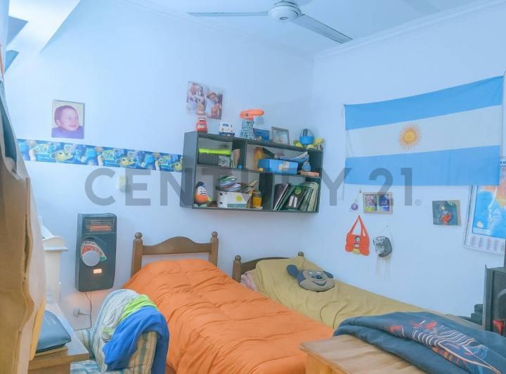 Casa, construcción en block. Casa más departamento tipo PH. Locales en PB. 5