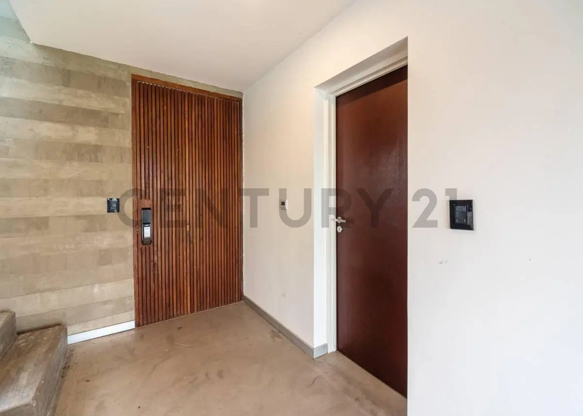 CASA DE DISEÑO A LA LAGUNA EN VENTA - EL CANTÓN 2