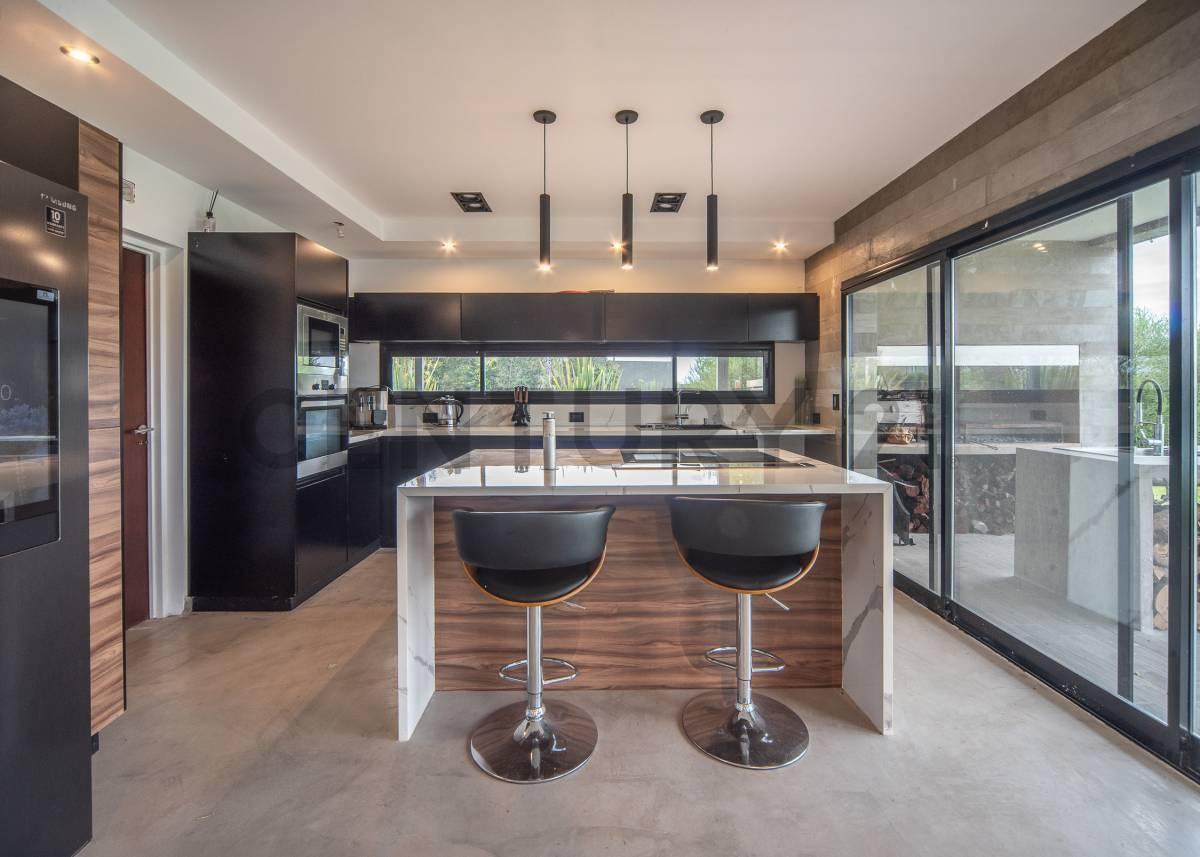 CASA DE DISEÑO A LA LAGUNA EN VENTA - EL CANTÓN