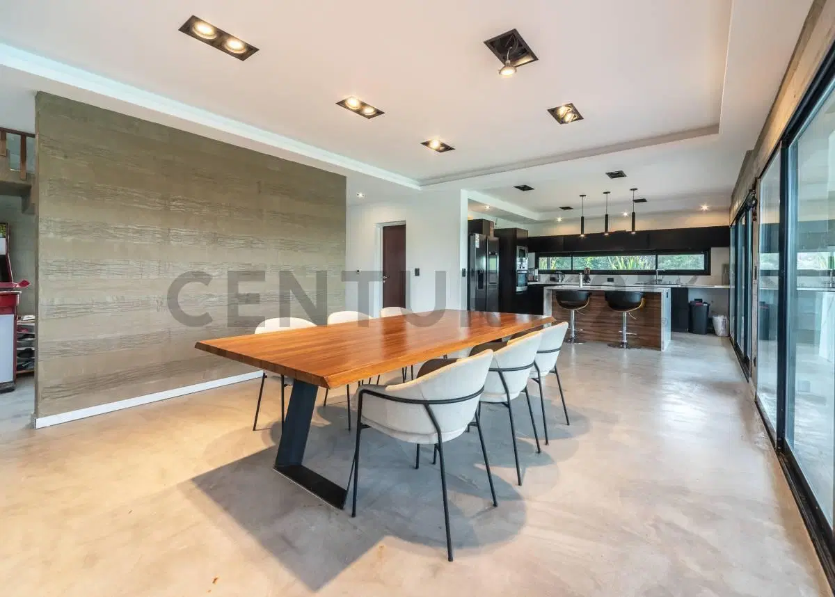 CASA DE DISEÑO A LA LAGUNA EN VENTA - EL CANTÓN 5