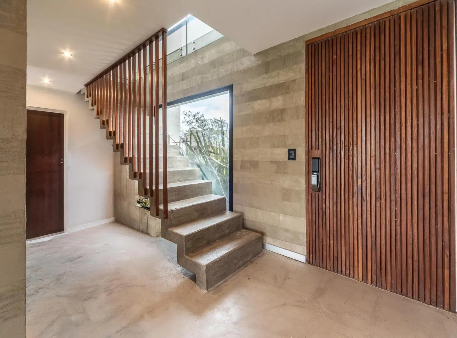 CASA DE DISEÑO A LA LAGUNA EN ALQUILER- EL CANTÓN 5