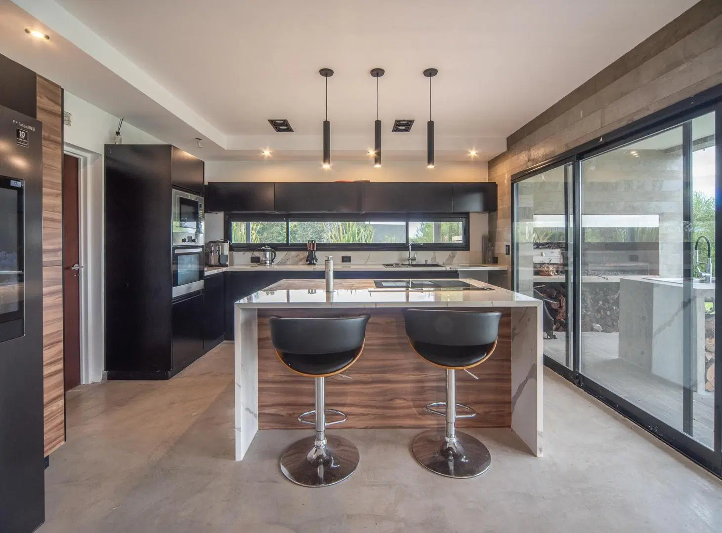 CASA DE DISEÑO A LA LAGUNA EN ALQUILER- EL CANTÓN 3