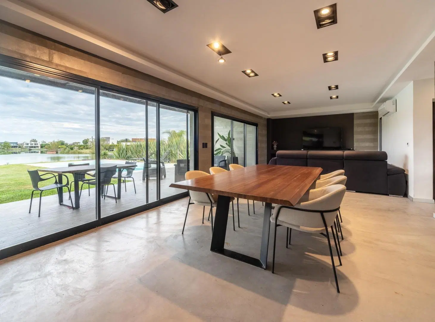 CASA DE DISEÑO A LA LAGUNA EN ALQUILER- EL CANTÓN 4