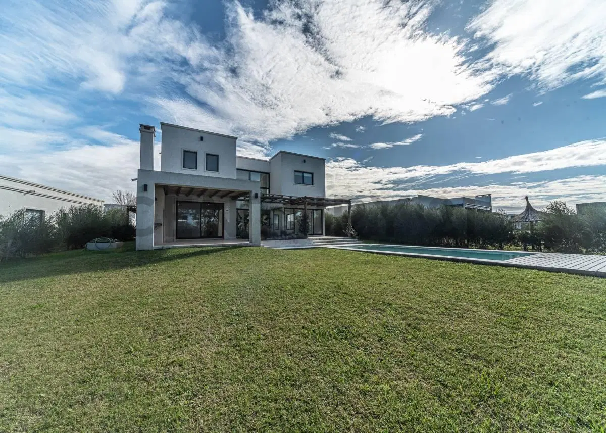 Casa estilo mediterráneo de 5 ambientes en venta en El Naudir, Escobar 2