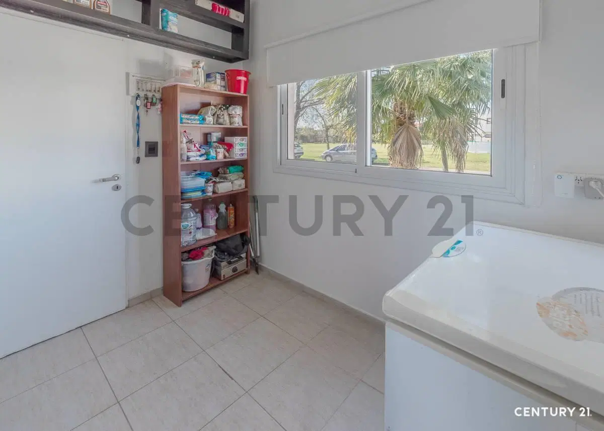 CASA EN VENTA  en El Cantón Norte -  5 Amb con Pileta 5